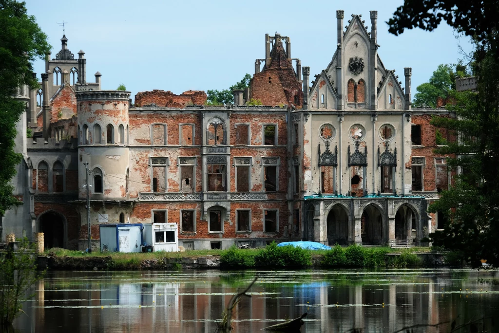 Widok na Pałac w Kopicach od strony jeziora 