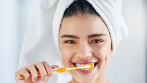 Większość z nas robi to przed myciem zębów. Dentysta ostrzega: to błąd!