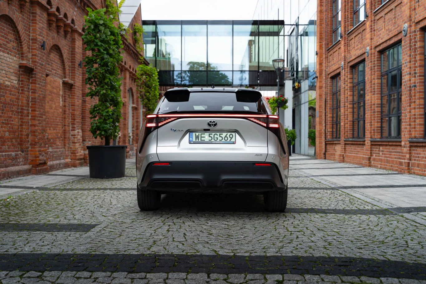 Toyota bZ4X dostępna jest z napędem na przód lub na cztery koła.