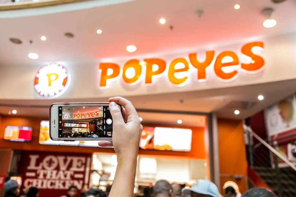 Popeyes rekrutuje pracowników. Wiadomo, jakie oferuje stawki