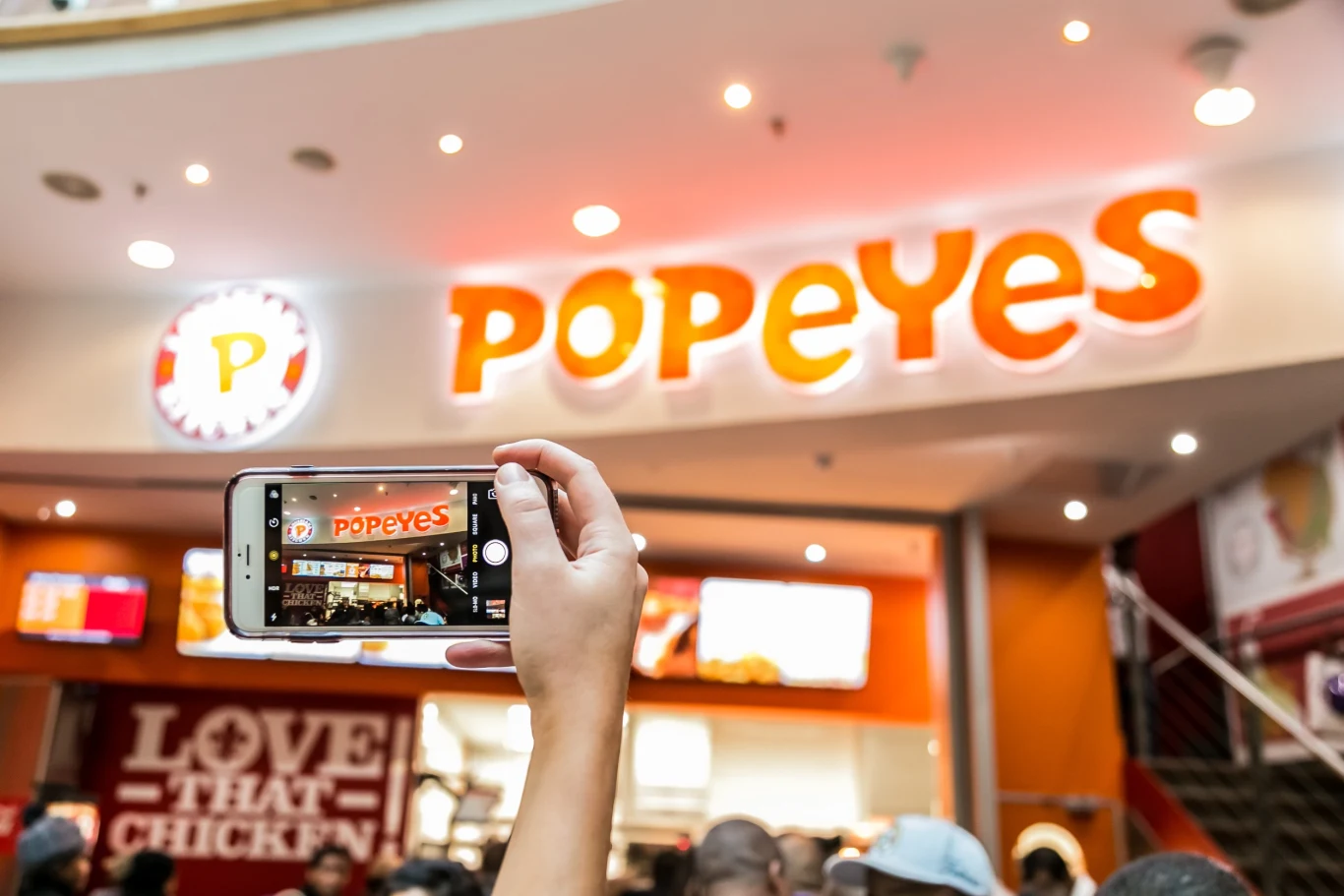 Popeyes rekrutuje pracowników. Wiadomo, jakie oferuje stawki Popeyes rekrutuje pracowników. Wiadomo, jakie oferuje stawki