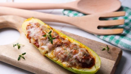 Faszeruję cukinię i posypuję parmezanem. Ten włoski obiad robi się niemal sam