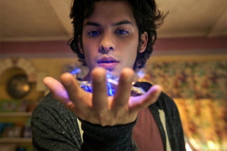 Xolo Maridueña w scenie z filmu "Blue Beetle" Xolo Maridueña w scenie z filmu "Blue Beetle"