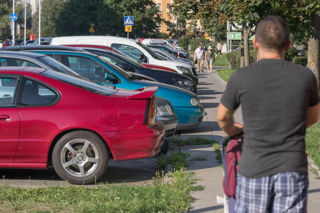 Parkowanie na chodniku może skończyć się mandatem.