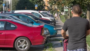 Parkowanie na chodniku. Wolno, czy będzie mandat? 