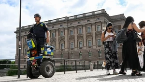 Policjant na patrolu na ulicach Sztokholmu po podniesieniu w Szwecji stopnia zagrożenia terrorystycznego z trzeciego do czwartego