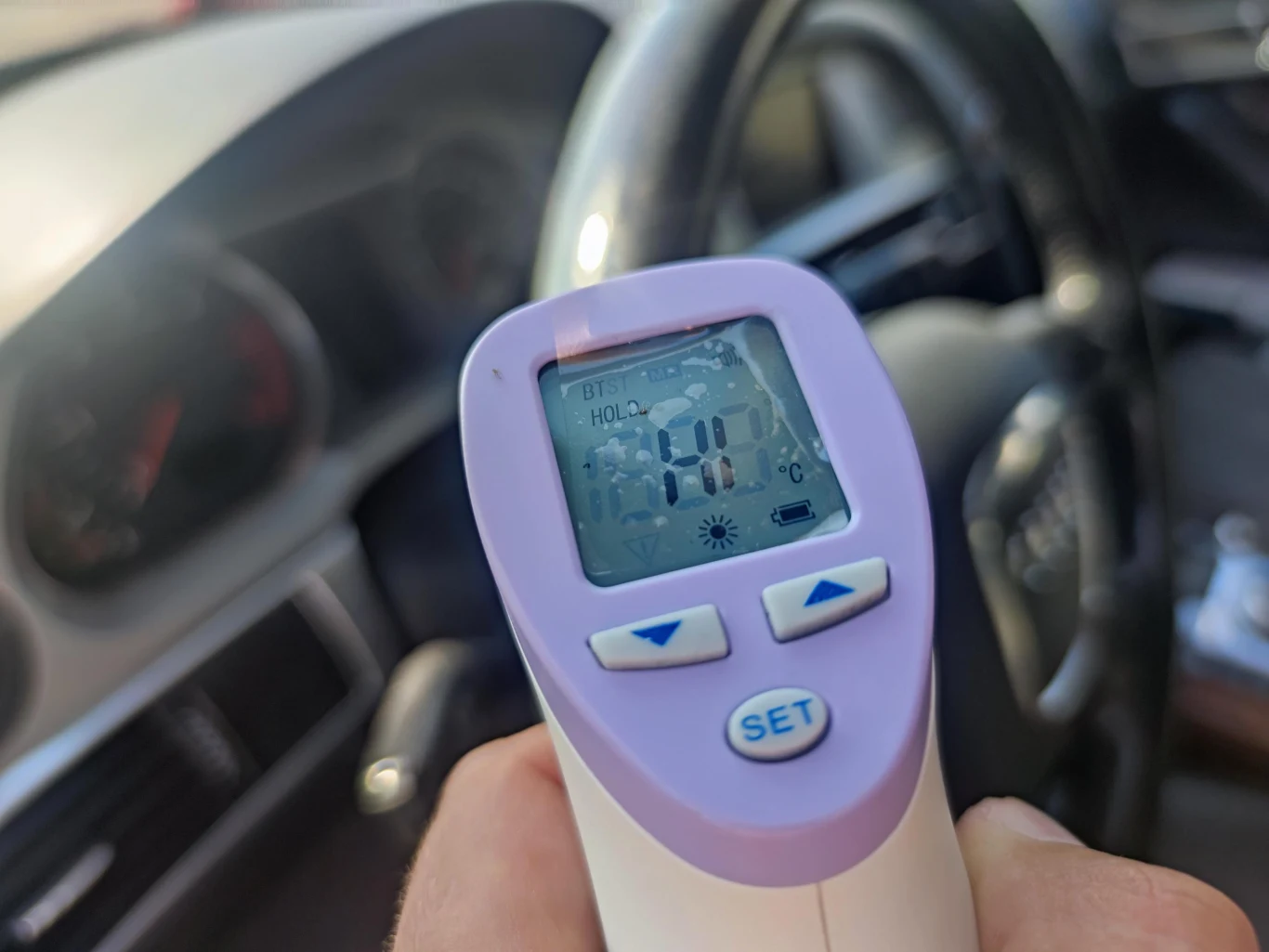 Kierownica w samochodzie może nagrzać się do ponad 60 stopni i parzyć w ręce Kierownica w samochodzie może nagrzać się do ponad 60 stopni i parzyć w ręce