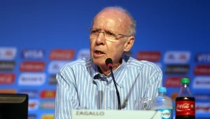 Legendarny piłkarz trafił do szpitala. Kibice mocno zaniepokojeni