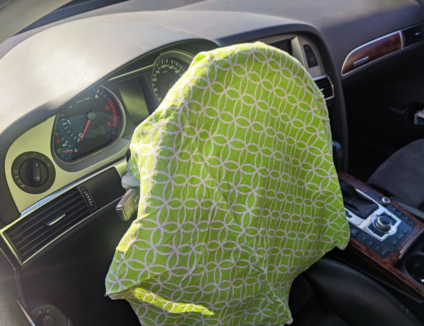 Gdy auto nagrzeje się w środku, problemem może być kierownica, która parzy w ręce Gdy auto nagrzeje się w środku, problemem może być kierownica, która parzy w ręce