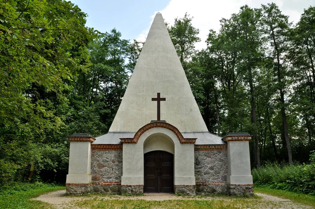 Naturalnie zakłada się, że Friedrich Heinrich von Fahrenheid wybudował swoją piramidę na wzór egipskich budowli. Jednak istnieją też teorie, że to nieprawda, a inspiracją były podobne budowle tworzone w XVIII i XIX wieku przez arystokrację z wielu innych terenów Europy. Niektórzy zakładają, że piramida w Rapie powstała na uczczenie ruchu wolnomularskiego. Zmumifikowanie ciał sugeruje jednak, że jakaś cząstka starożytnego Egiptu musiała mieć związek z powstaniem budowli