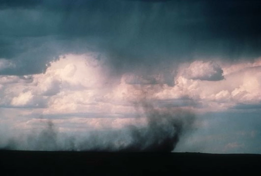 Downburst to silny prąd zstępujący w chmurze burzowej, w której ruch powietrza skierowany jest ku ziemi. 