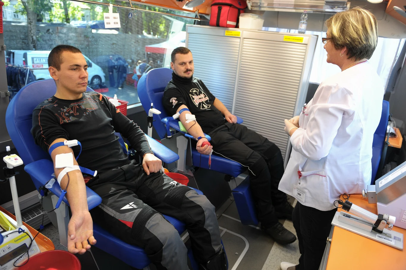 Motocykliści oddają krew podczas zakończenia sezonu motocyklowego