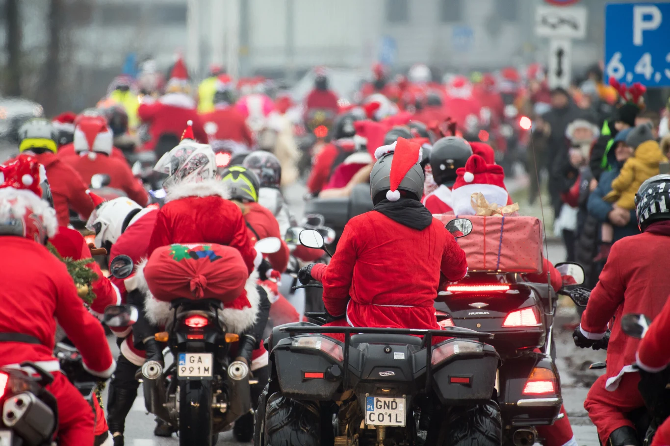 Moto Mikołaje to cykliczna impreza przeprowadzana w dużych miastach - motocykliści zbierają pieniądze na posiłki dla dzieci z domów dziecka i nie tylko.