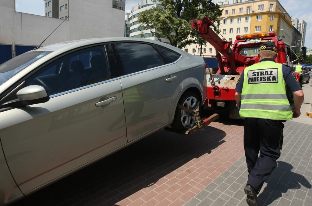 Auto może być usunięte z drogi, jeśli nie ma tablic rejestracyjnych, a także, jeśli jego stan wskazuje na to, że nie jest użytkowane. Ale powodów do odholowania jest więcej.