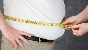 U mężczyzn po 50. roku życia spada masa mięśniowa i dodatkowo może pojawić się nadmiar tkanki tłuszczowej, zwłaszcza w okolicy brzucha