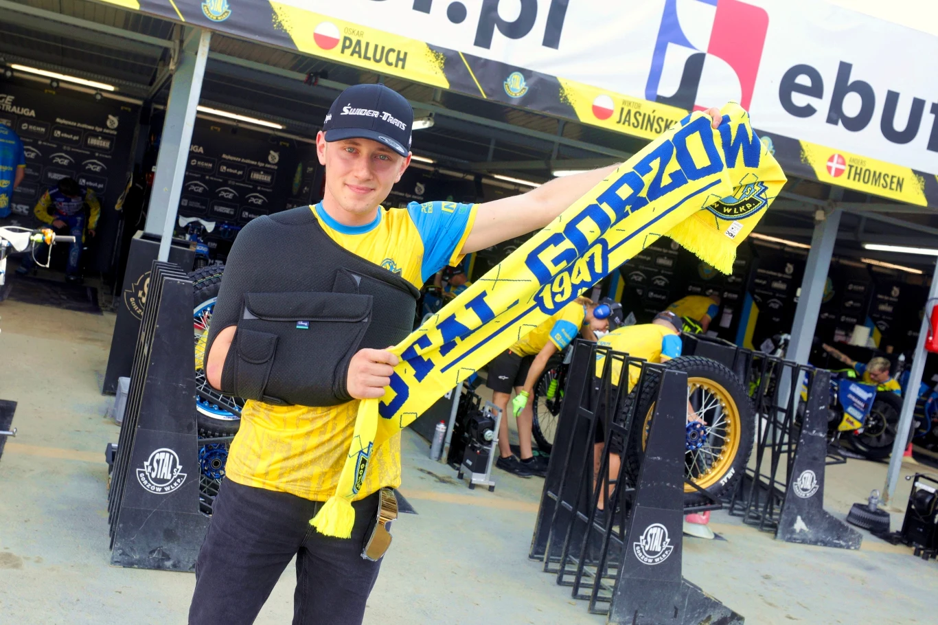 Mateusz Bartkowiak w parku maszyn. Mateusz Bartkowiak w parku maszyn.