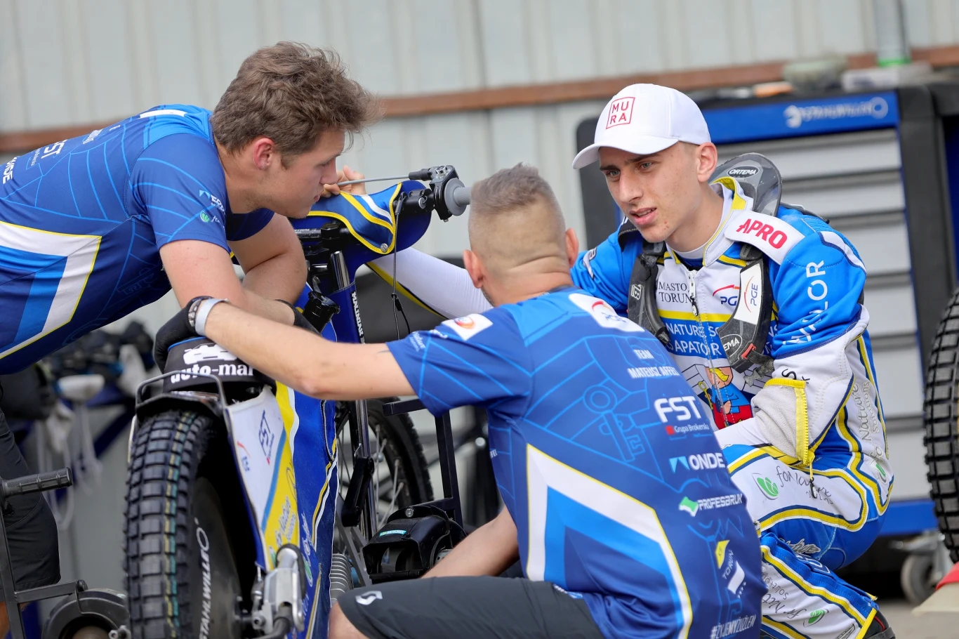 Mateusz Affelt w rozmowie ze swoim teamem. Mateusz Affelt w rozmowie ze swoim teamem.