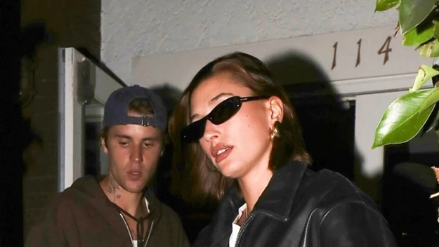 Na luźną stylizację zdecydował się także mąż Hailey, Justin. Wokalista wybrał sportową bluzę, dżinsy i zawsze modną bejsbolówkę. Nic dziwnego, że para od lat uznawana jest za jedną z najbardziej stylowych na świecie. 