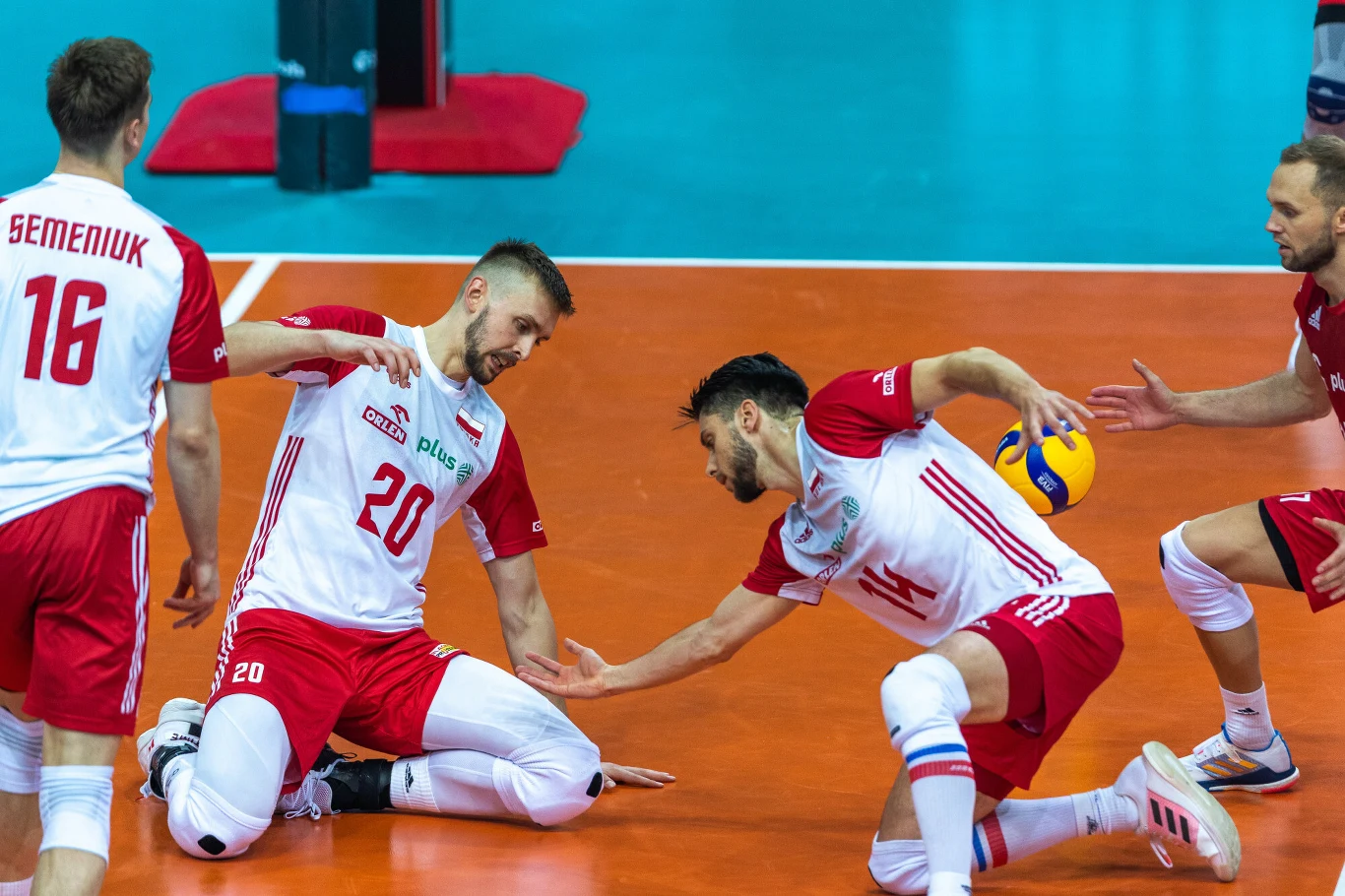 Mateusz Bieniek (z numerem 20) w barwach reprezentacji Polski