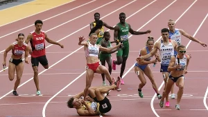 W taki sposób Niemiec Jean Paul Bredau przeszkodził Patrycji Wyciszkiewicz-Zawadzkiej uzyskać bardzo dobrą pozycję na starcie ostatniej zmiany