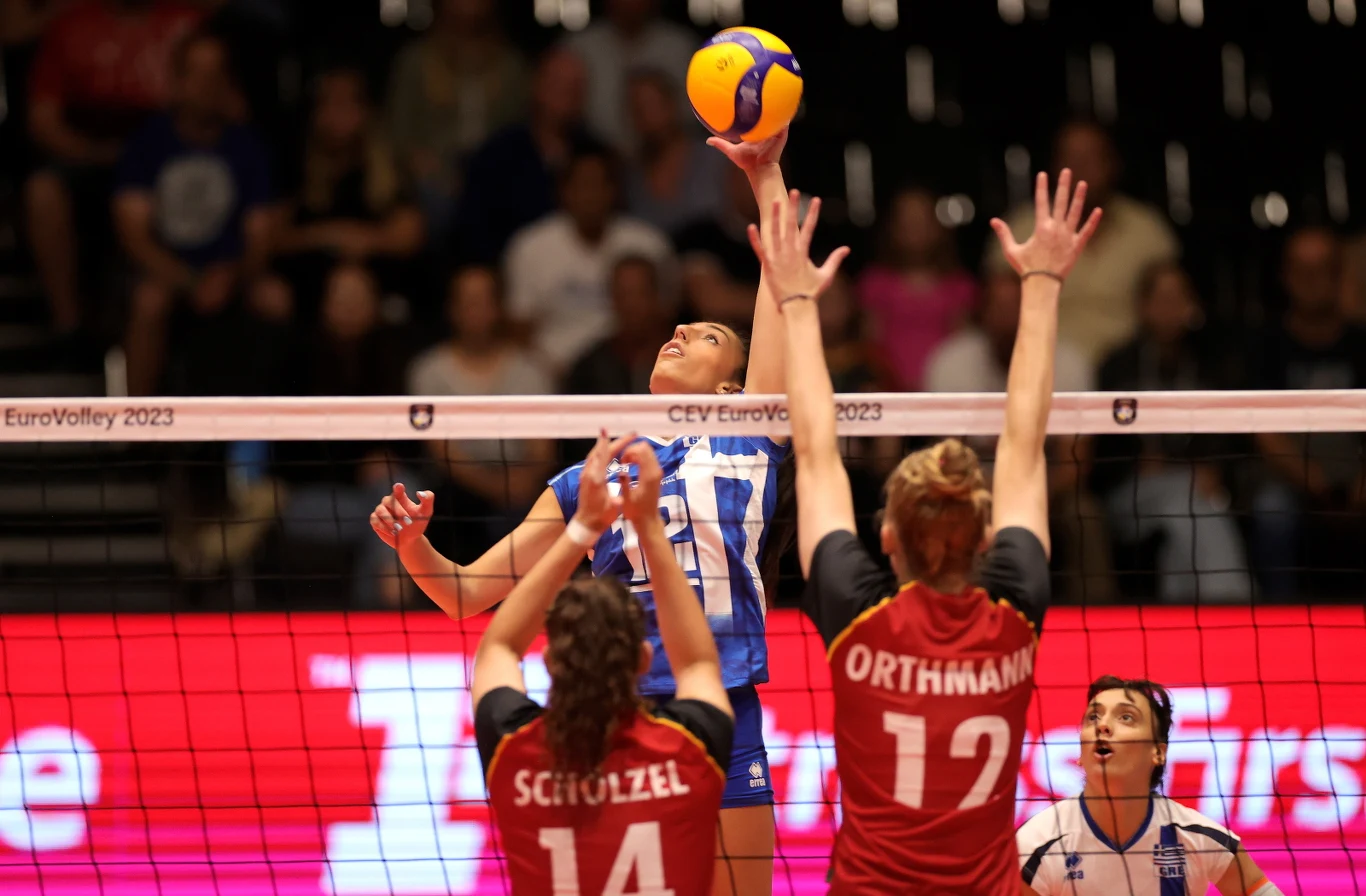 Hanna Orthmann skacze do bloku w meczu z Grecją. Niedługo później doznała kontuzji Hanna Orthmann skacze do bloku w meczu z Grecją. Niedługo później doznała kontuzji