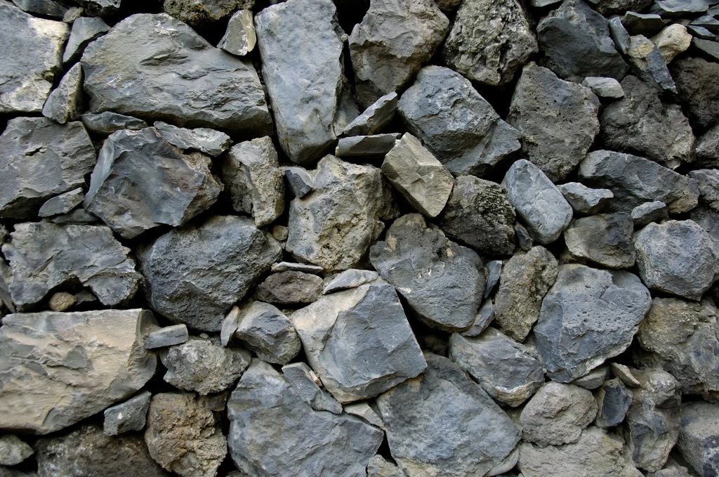 Skały krzemianowe, takie jak bazalt, są bogate w minerały i działają jak polepszacze gleby