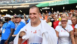 Wojciech Nowicki, a w tle jego trenerka Joanna Fiodorow