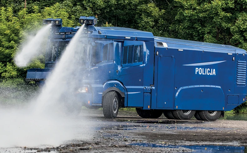 Pojazd Tajfun IV jest wyposażony w dwie armatki wodne