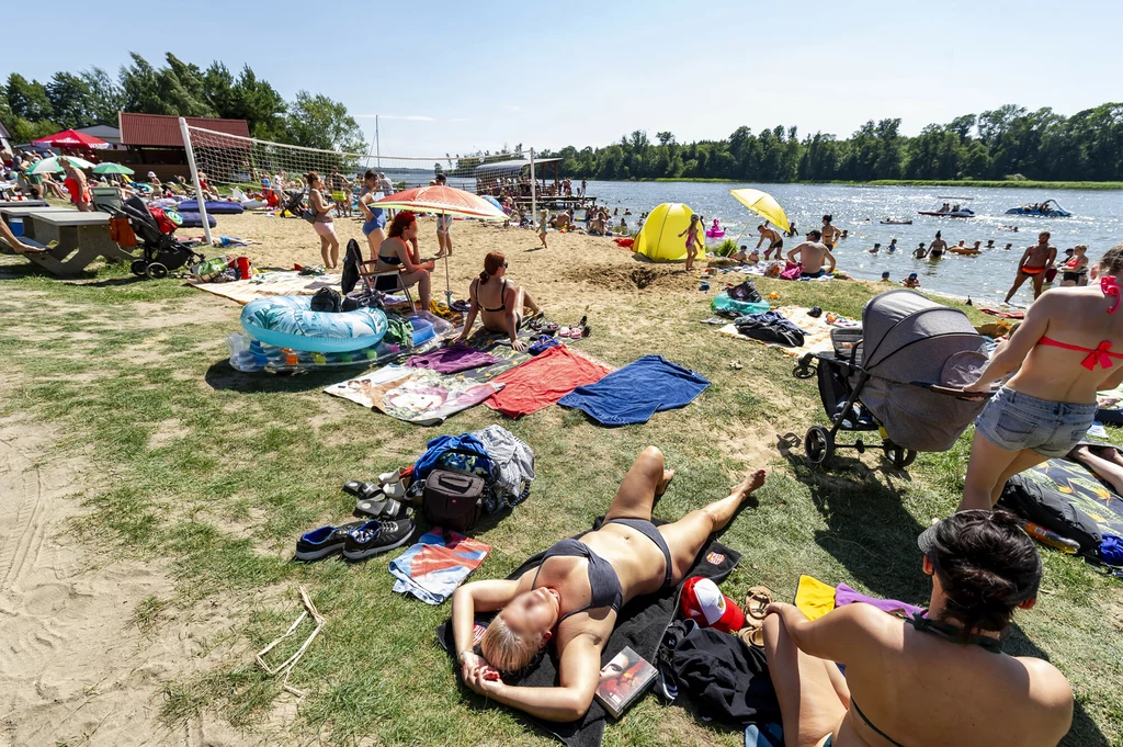 Opalanie się potrafi być niebezpieczne. Długotrwałe wystawianie skóry na promieniowanie słoneczne stwarza ryzyko raka skóry.