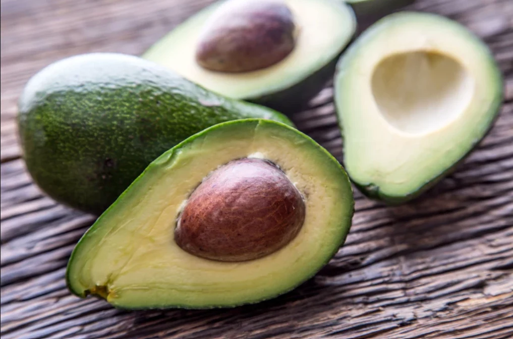 Pestka z awokado sprawi, że storczyk zacznie wypuszczać kwiaty. 