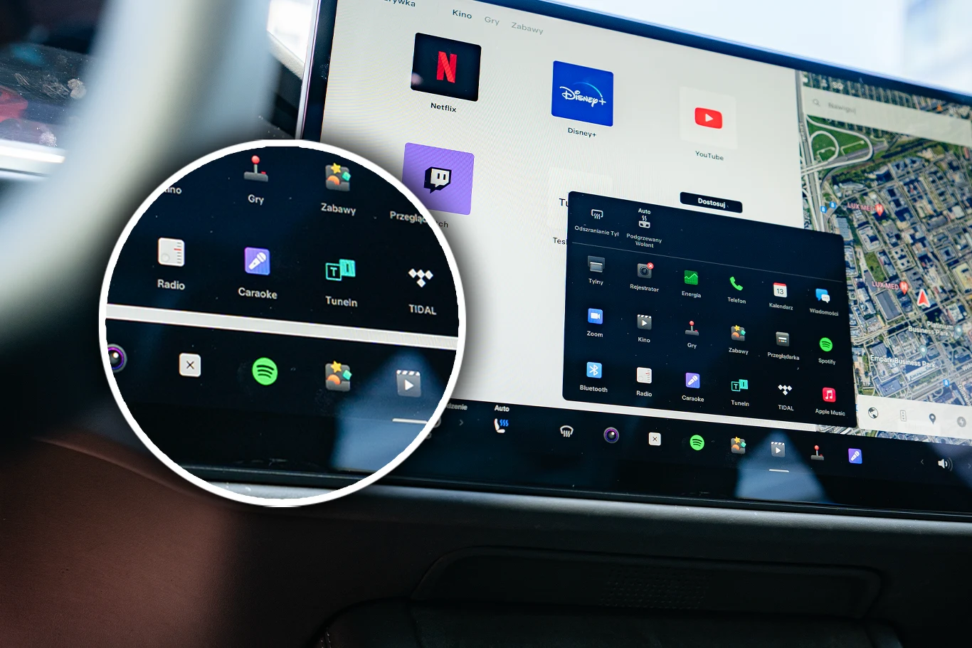 Tesla też pozwala śpiewać. W najnowszych modelach jest już aplikacja karaoke