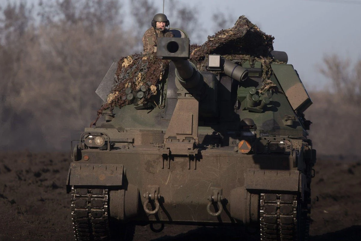 Polski AHS Krab jest jedną z artyleii o kalibrze 155 mm w ukraińskiej armii Polski AHS Krab jest jedną z artyleii o kalibrze 155 mm w ukraińskiej armii