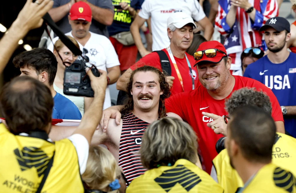 Ethan Katzberg wraz z trenerem Dylanem Armstrongiem Ethan Katzberg wraz z trenerem Dylanem Armstrongiem