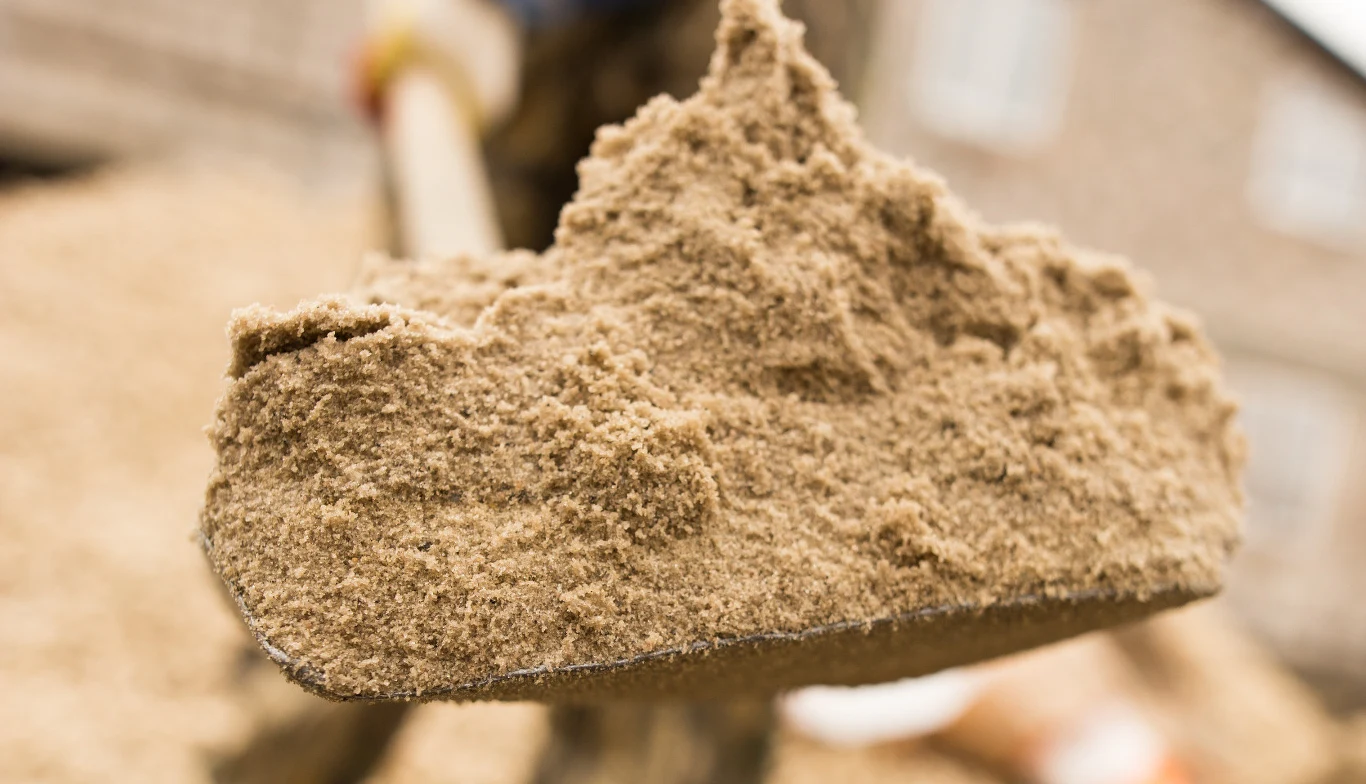 Posypanie podjazdu lub chodnika piaskiem to drugi po soli, najpopularniejszy sposób, aby ułatwić sobie poruszanie się po oblodzonych powierzchnia