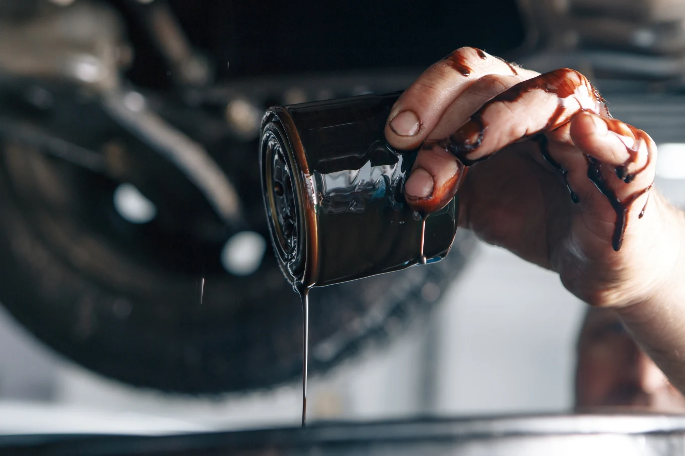 Przy wymianie oleju należy pamiętać aby wymieniać również filtr