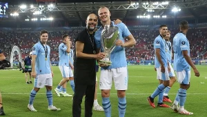 Pep Guardiola i Erling Haaland pozują z Superpucharem UEFA