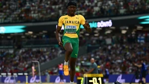 Jaydon Hibbert podczas pechowego skoku