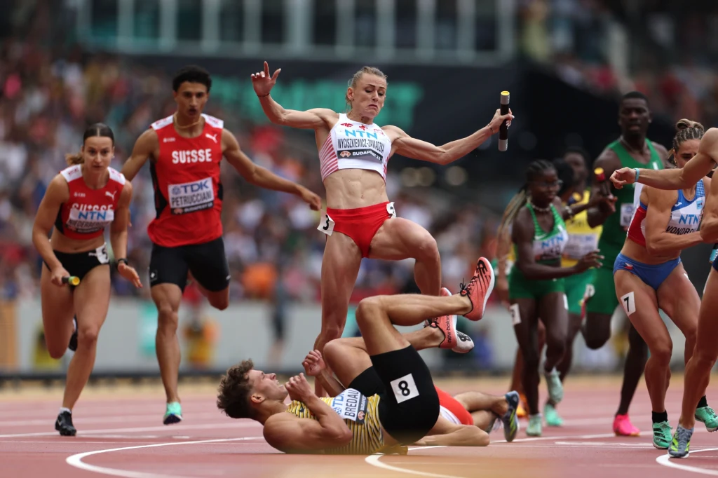 Patrycja Wyciszkiewicz-Zawadzka przeskakuje nad niemieckim zawodnikiem Patrycja Wyciszkiewicz-Zawadzka przeskakuje nad niemieckim zawodnikiem
