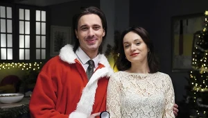 Cezary (Marcel Opaliński) zaskoczy Natalię (Maria Dejmek) podczas Wigilii