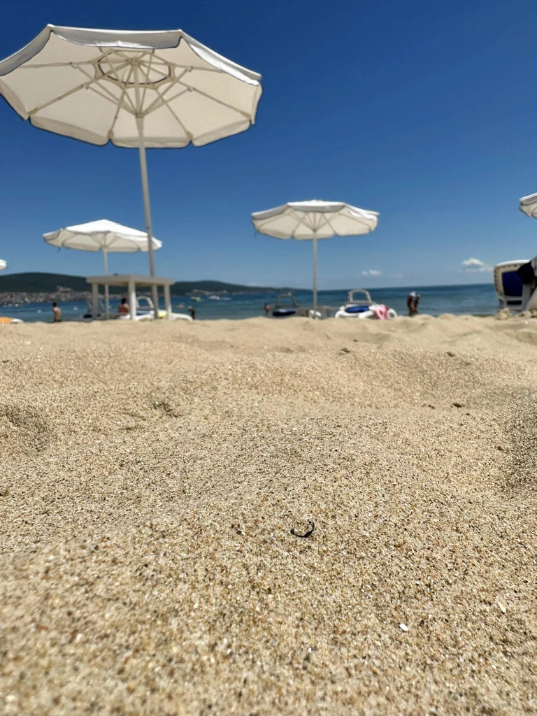 Plaża w Słonecznym Brzegu jest czysta i zadbana, choć leżaki i parasole dość drogie