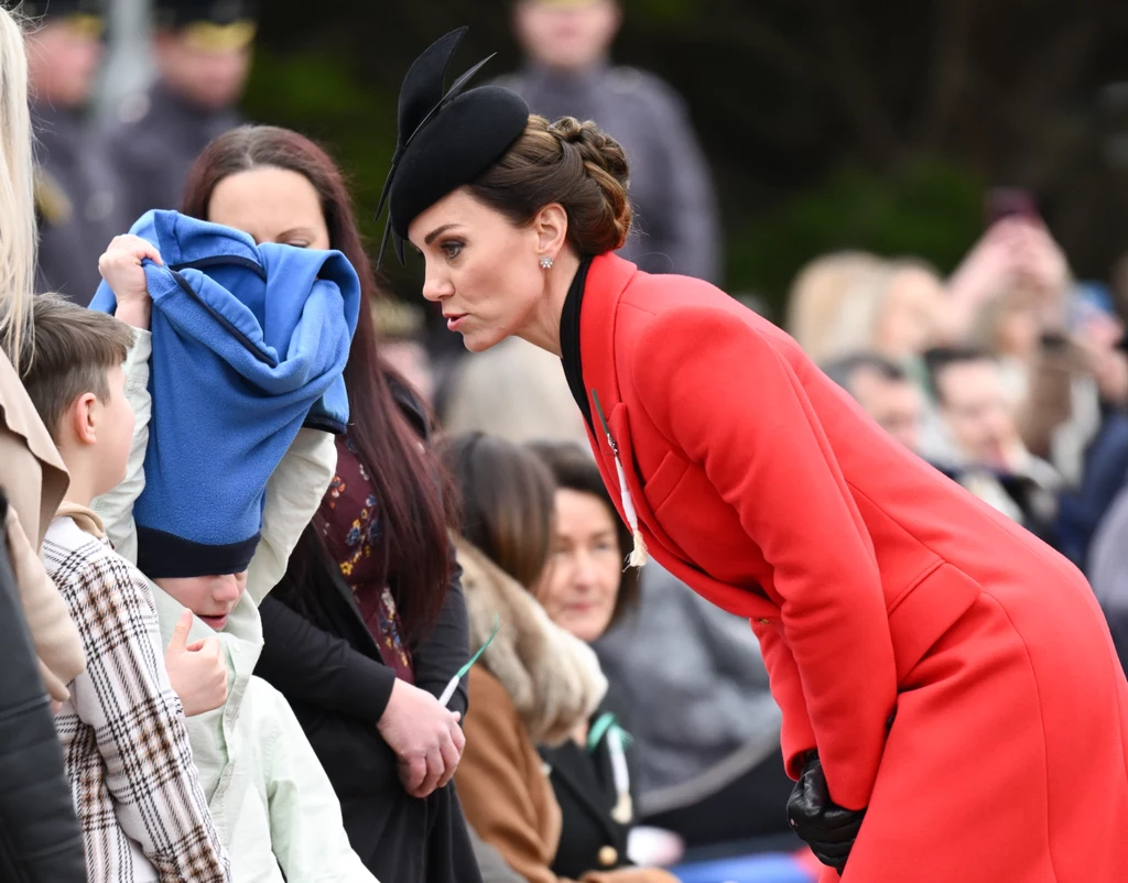Księżna Kate może rozmawiać z poddanymi, ale nie może przyjmować od nich prezentów 