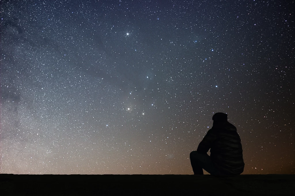 Ciemne nocne niebo pełne gwiazd to dziś rzadkość i... nasza wina