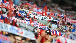 M.in. wiele szalików Wisły Kraków może pochodzić z nielegalnych źródeł