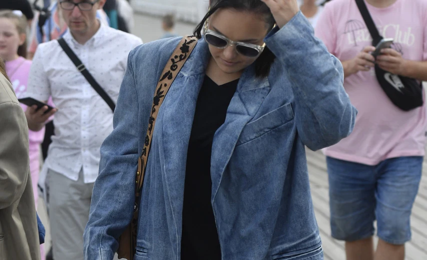 Ewa Farna wychodzi z wakacyjnego studia "DDTVN" Ewa Farna wychodzi z wakacyjnego studia "DDTVN"