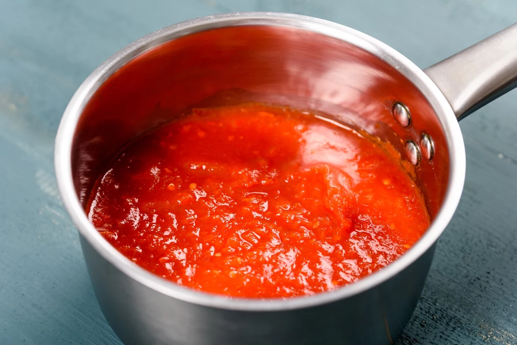 Sos pomidorowy ze słoika będzie doskonałym dodatkiem do obiadu. Wystarczy tylko go podgrzać 