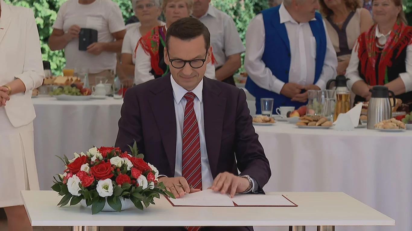 Premier podpisał rozporządzenia w sprawie 14. emerytury Premier podpisał rozporządzenia w sprawie 14. emerytury