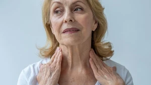 Powiększenie tarczycy, tzw. wole endemiczne, to charakterystyczny objaw niedoboru jodu