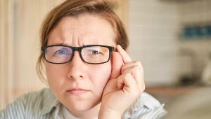 Częste bóle głowy, efekt halo, nadwrażliwość na światło - to kilka objawów, które mogą być sygnałem poważniejszych problemów