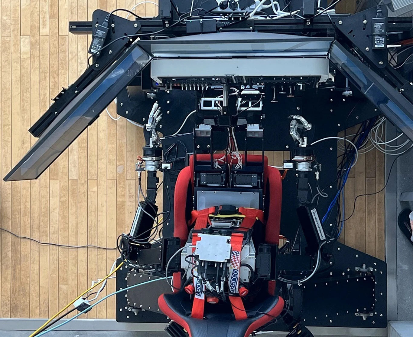 PiBot spędza długie godziny na symulatorach lotu PiBot spędza długie godziny na symulatorach lotu