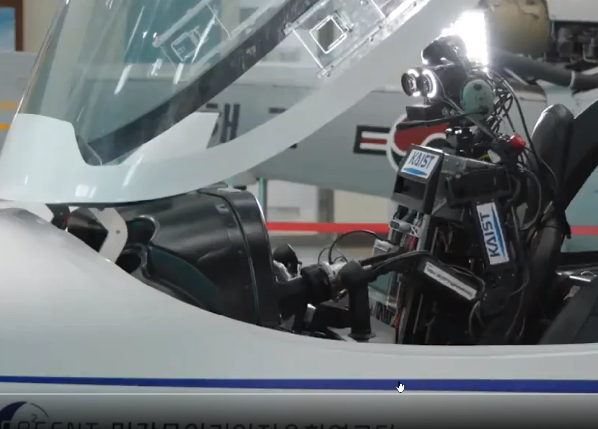 PIBOT pamięta mapy lotnicze i zna język komunikatów z Wieżą Kontroli Lotów PIBOT pamięta mapy lotnicze i zna język komunikatów z Wieżą Kontroli Lotów